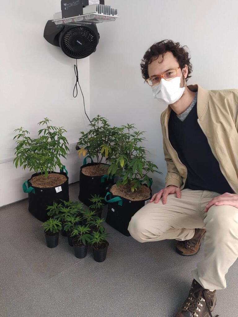 Juan Ignacio Gutiérrez Garbiero visitando el cultivo